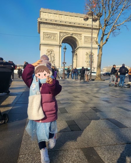 criaca em frente ao arco do triunfo em paris